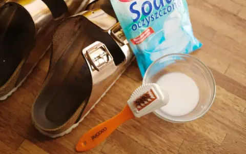 Jak czyścić Birkenstock? Potrzebne: szczoteczka, soda oczyszczona i miseczka z wodą.