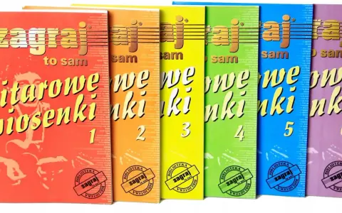 Zbiór zeszytów "Zagraj to sam" z piosenkami dla dzieci na gitarę, numery 1-6.