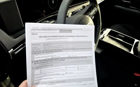 Formularz PCC-3 w samochodzie, dotyczący kupna samochodu a urząd skarbowy.