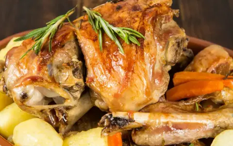Cordero asado, patatas y zanahorias, un plato que evoca la comida típica de Burgos.