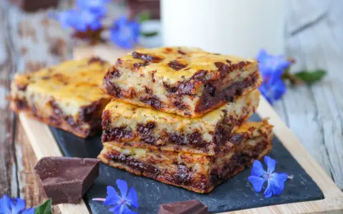 Délicieux gâteau banane chocolat, garni de pépites fondantes et de morceaux de chocolat noir. Parfait pour un goûter gourmand.