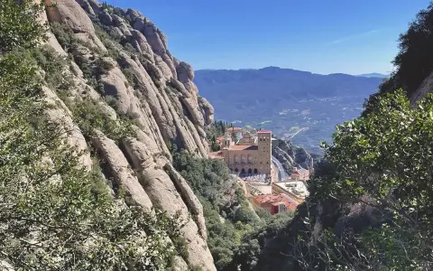 Monasterio en la montaña, ideal para rutas para caminar cerca de mi. Paisaje rocoso y verde con vistas al valle.