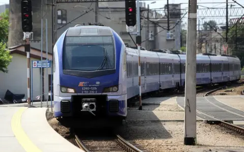 Niebiesko-biały pociąg PKP Intercity ED160-020b stoi na stacji.