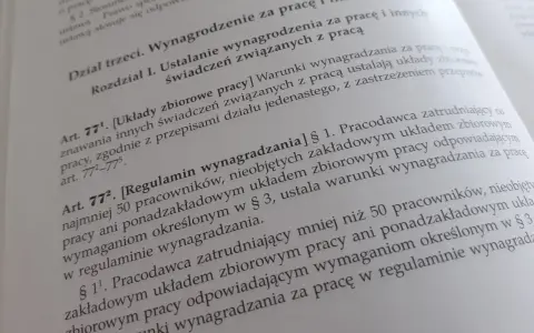 Zakładowy układ zbiorowy pracy a regulamin wynagradzania – tekst prawny omawia ustalanie wynagrodzenia i świadczeń pracowniczych.