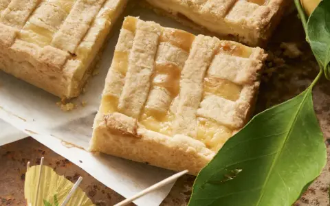 Un délicieux gâteau à la ricotta sicilien, avec une croûte dorée et une garniture crémeuse, prêt à être dégusté.