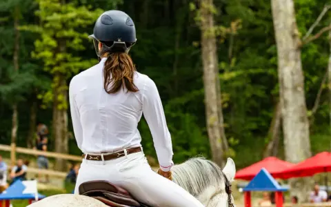 Kask jeździecki z szerokim daszkiem: Jak wybrać bezpieczny i stylowy?