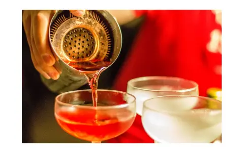 Drink w shakerze: Opanuj sztukę koktajli w domu!