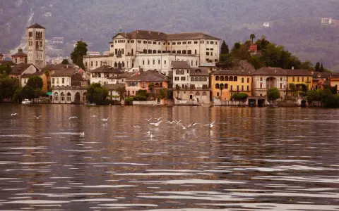 Orta San Giulio: cosa vedere? Un borgo pittoresco sul lago, con palazzi colorati e gabbiani che danzano sull'acqua.