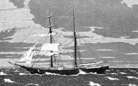 Das mysteriöse Schiff Mary Celeste segelt auf stürmischer See, einsam unter dramatischen Wolken.