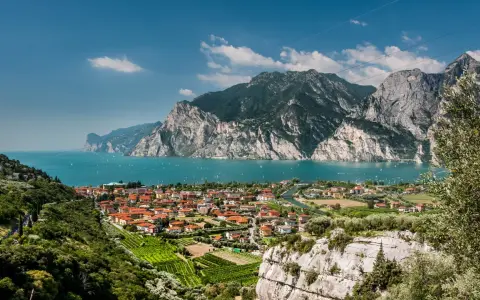 Hotel Lago di Garda: Trova l'Ideale per Te (Guida 2025)
