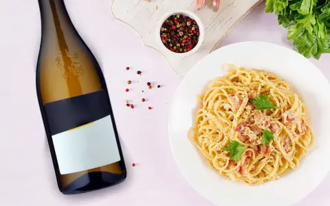 Idealne białe wino do carbonary, podane z aromatycznym pieprzem i natką pietruszki.