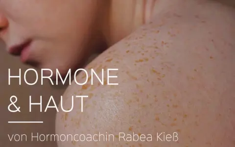 Nahaufnahme von Haut mit Sommersprossen. Text: Hormone & Haut von Hormoncoachin Rabea Kieß. Trockene Haut kann mit Hormonen zusammenhängen.
