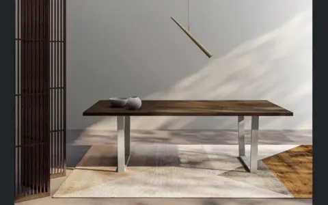 Tavolo in legno scuro con gambe metalliche, due ciotole e un divisorio in legno. L'altezza tavolo è perfetta per cene eleganti.
