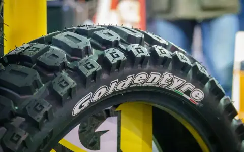 Gomme tassellate moto Golden Tyre, pronte per affrontare ogni tipo di strada e terreno.