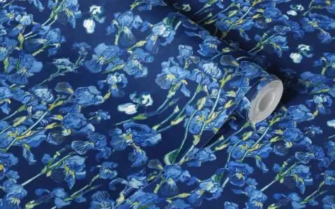 Blå irisblommor i Vincent van Goghs stil på tapetrulle. En hyllning till hans ikoniska målningar.