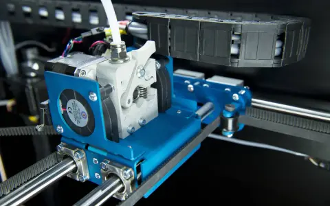 Precyzyjny serwis drukarek 3D – zbliżenie na mechanizm ekstrudera z wentylatorem i paskiem napędowym.