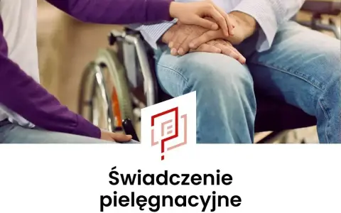 Dłoń młodej osoby obejmuje dłoń starszej osoby siedzącej na wózku inwalidzkim. To symboliczne świadczenie pielęgnacyjne.