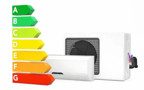 Échelle d'efficacité énergétique A-G à côté d'une unité intérieure et extérieure de climatisation réversible.