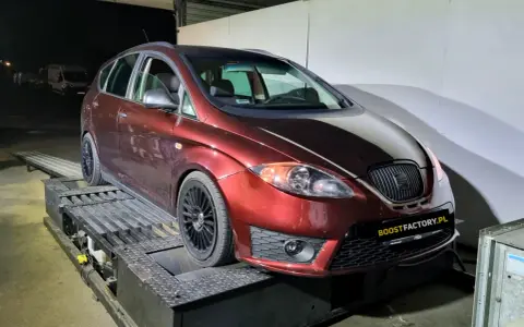 Czerwony Seat Altea 1.9 TDI na hamowni, gotowy do tuningu.