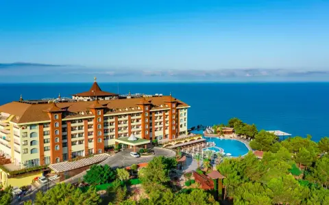 Luksusowy hotel nad morzem, z basenami i zielenią. Idealne miejsce na wakacje, jak z utopia world opinie.