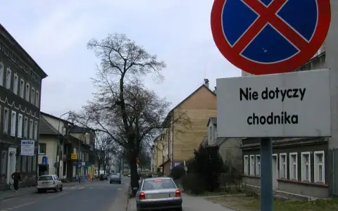 Czy widoczny znak zakazu dotyczy tylko chodnika? Sprawdź zasady!