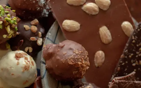 Assortiment de chocolats, dont des truffes pistaches et amandes, une spécialité Île-de-France gourmande.