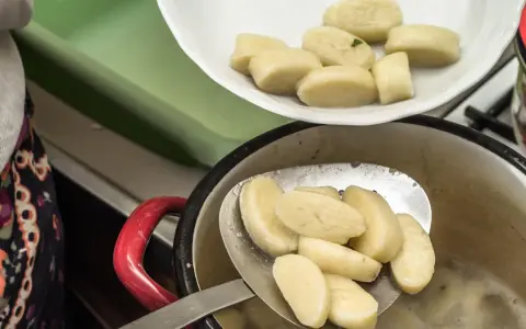 Gotowanie leniwych pierogów. Pytanie, czy w piątek można jeść mięso, nie dotyczy tego dania.