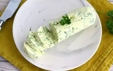Beurre maître d'hôtel prêt à être dégusté. Une recette simple pour sublimer vos plats.