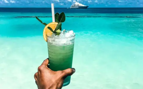 Drink na plaży: Legalnie, smacznie i zawsze chłodno!