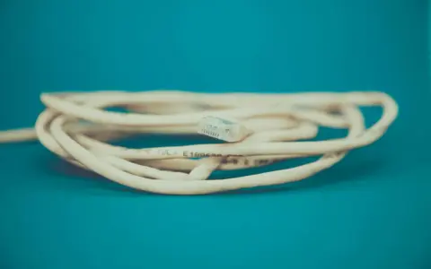 En hoprullad nätverkskabel på 10 meter med en RJ45-kontakt.