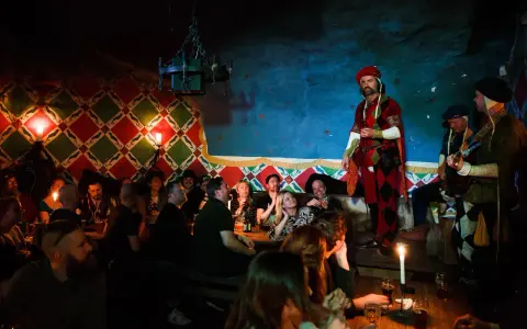En medeltida fest med underhållning och mat på en av Stockholms roliga restauranger.