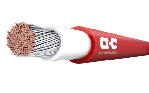 En röd solcellskabel 4mm2 med vit isolering och koppartrådar synliga i änden. Logotypen "a-collection" syns på kabeln.