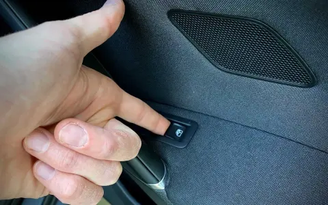 Jak podnieść szybę elektryczną w samochodzie - proste kroki i porady