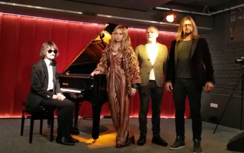 Mieczysław Kosz i Zuzanna na scenie z fortepianem.