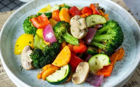 Buntes Ofengemüse mit Brokkoli, Paprika, Zucchini und Pilzen. Perfekt für leichte und gesunde schonkost rezepte.