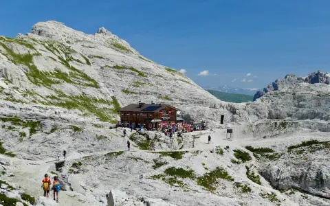 Rifugio Pian di Cengia, un'oasi tra le rocce. Ecco come arrivare a questo splendido luogo alpino.
