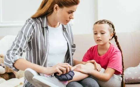 Bóle wzrostowe u dzieci: Jak ulżyć i kiedy do lekarza?