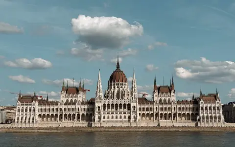Wspaniały Parlament w Budapeszcie, idealne miejsce, by zacząć zwiedzanie i odkrywać, co robić w Budapeszcie.