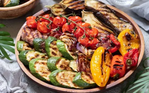 Una colorida parrillada de verduras con calabacines, berenjenas, pimientos y tomates. ¡Un festín para la vista y el paladar!