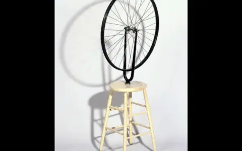 La célèbre roue de bicyclette duchamp, fixée sur un tabouret, défie la fonction pour devenir art.
