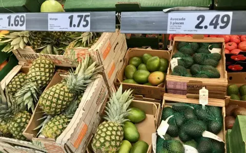 Ananasy, mango i awokado na sprzedaż. Ceny: ananas 1.69, mango 1.75, awokado 3 szt. 2.49. Malta ceny owoców.