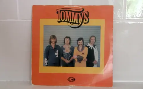 Tommys, svenska dansband från 70-talet, poserar i sina glammiga scenkläder.