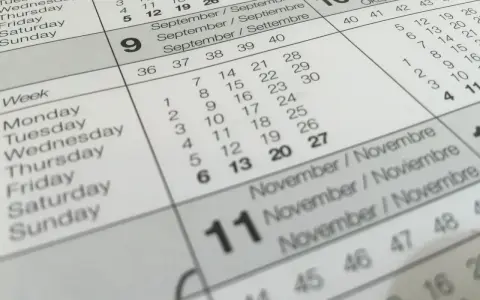 Kalendarz pokazuje miesiące po francusku: wrzesień (Septembre), październik (Octobre) i listopad (Novembre).