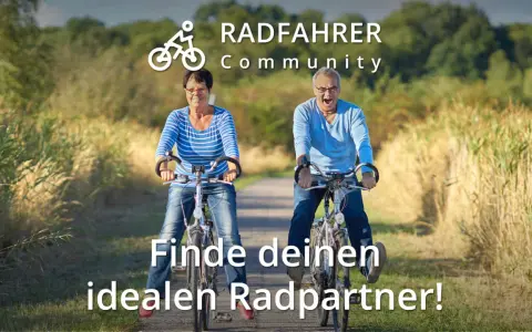 Ein älteres Paar radelt glücklich auf einem Feldweg. Die "Radfahrer Community" lädt ein, den idealen Radpartner zu finden.