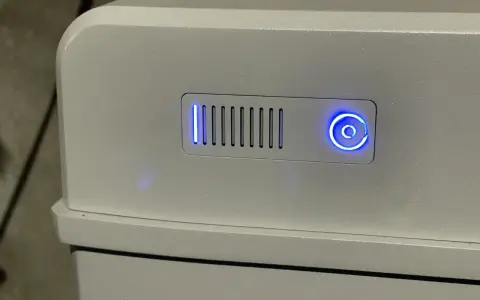 Grå enhet med blå indikatorlampor, troligen ett batteri för solceller 20kW.