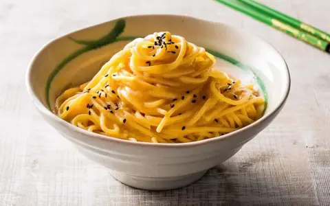 Nudeln mit cremiger Miso-Paste-Sauce, bestreut mit schwarzen Sesamsamen. Ein köstliches Gericht, inspiriert von Miso Paste Rezepten.
