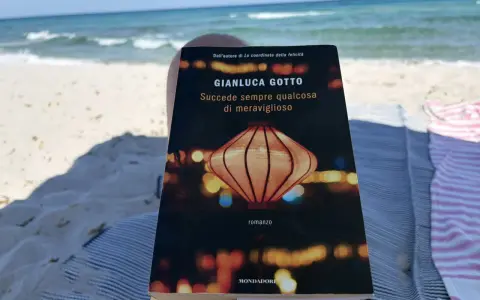 Sulla spiaggia, un libro di Gianluca Gotto, "Succede sempre qualcosa di meraviglioso", promette storie incantevoli tra il rumore delle onde.