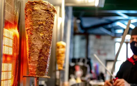 Kebab: Mięso z płatów czy kula mocy? Wybierz świadomie!