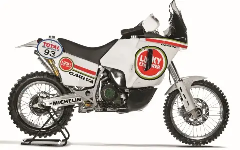 Cagiva Lucky Explorer, pronta per il Dakar. Motocicletta da rally con numero 93 e sponsor Total.