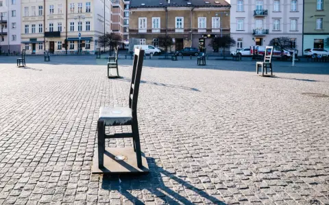 Puste krzesła na krakowskim Rynku przypominają o historii. Te symboliczne atrakcje miasta skłaniają do refleksji.